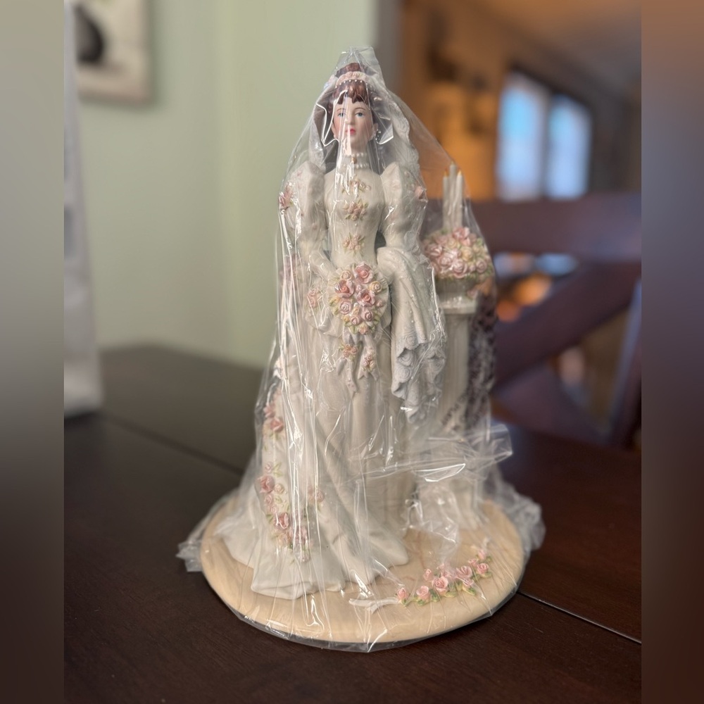 NEW In BOX Avon Mrs Albee Musical Porcelain Bridal Figurine Bach Minuet # 3